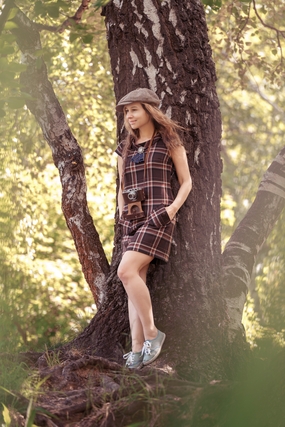 背着老式相机的千鸟格美女图片